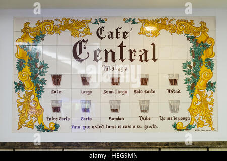 Keramikfliesen, Wandbild zeigt verschiedene Möglichkeiten, um Kaffee im Cafe Central, Malaga, Andalusien, Spanien Stockfoto