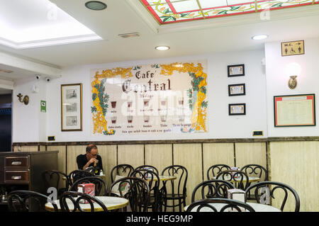 Frühstück im Cafe Central mit keramischen Fliesen Wandbild zeigt verschiedene Möglichkeiten, um Kaffee zu servieren. Cafe Central, Malaga, Andalusien, Spanien Stockfoto