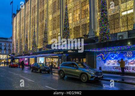 Weihnachtsbeleuchtung am Eingang des Kaufhauses House of Fraser in der Londoner Oxford Street zur Weihnachtszeit Oxford Street , London, Großbritannien Stockfoto