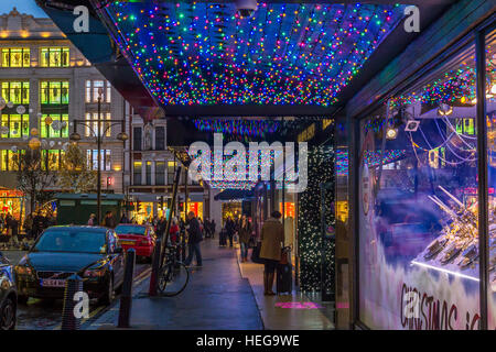 Weihnachtsbeleuchtung am Eingang des Kaufhauses House of Fraser in der Londoner Oxford Street zur Weihnachtszeit Oxford Street , London, Großbritannien Stockfoto
