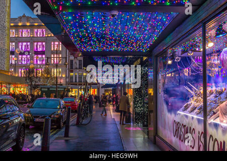 Weihnachtsbeleuchtung am Eingang des Kaufhauses House of Fraser in der Londoner Oxford Street zur Weihnachtszeit Oxford Street , London, Großbritannien Stockfoto