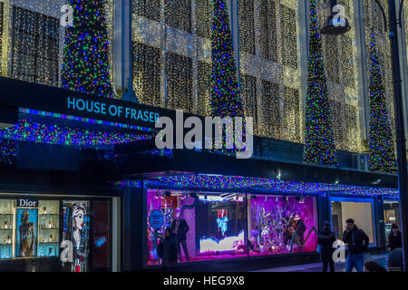 Weihnachtsbeleuchtung am Eingang des Kaufhauses House of Fraser in der Londoner Oxford Street zur Weihnachtszeit Oxford Street , London, Großbritannien Stockfoto