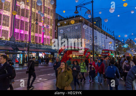 Weihnachtseinkäufer in einer geschäftigen Oxford Street im Londoner West End, London, Großbritannien Stockfoto