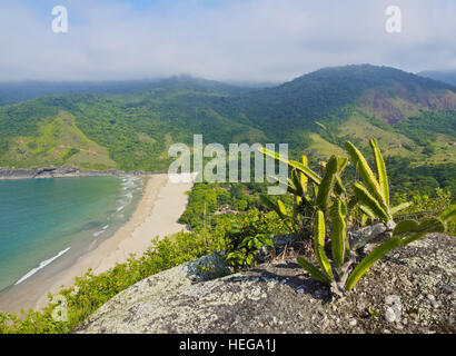 Brasilien, Bundesstaat Sao Paulo, Ilhabela Island, erhöhten Blick auf den Strand in Bonete. Stockfoto