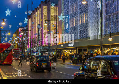 Massen von Weihnachtseinkäufern vor dem Kaufhaus John Lewis in der Londoner Oxford Street zur Weihnachtszeit, London, Großbritannien Stockfoto