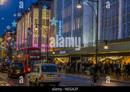 Massen von Weihnachtseinkäufern vor dem Kaufhaus John Lewis in der Londoner Oxford Street zur Weihnachtszeit, London, Großbritannien Stockfoto