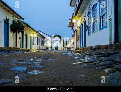 Brasilien, Bundesstaat Rio de Janeiro, Paraty, Twilight Blick auf Rua Samuel da Costa und Nossa Senhora do Rosario e Sao Benedito Stockfoto