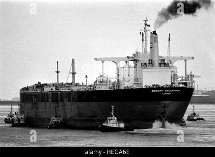 AJAXNETPHOTO. 2. JUNI 1986. SOUTHAMPTON, ENGLAND. -VLCC - BURMAH ENDEAVOUR EINES DER GRÖßTEN ÖLTANKER DER WELT ZUM ZEITPUNKT AUS DEM HAFEN GESCHLEPPT, GELEGT WERDEN.  FOTO: JONATHAN EASTLAND/AJAX.   REF: 8506 Stockfoto