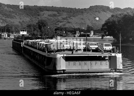 AJAXNETPHOTO. 1971. SEINE, FRANKREICH. - AUTOTRANSPORTER - TRANSPEC CAR TRANSPORTER SCHUBKAHN MIT EINER VOLLEN LADUNG RENAULT AUTOS VON DER ILE SEGUIN FABRIK IN BOULOGNE-BILLANCOURT AUF DEM WEG NACH NORDEN ZUR FLINS (AUBERGENVILLE) FABRIK. FOTO: JONATHAN EASTLAND/AJAX REF:151204 150 Stockfoto