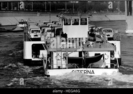 AJAXNETPHOTO. 1971. SEINE, FRANKREICH. - CAR TRANSPORTER - CITERNA CAR TRANSPORTER SCHUBKAHN MIT EINER VOLLEN LADUNG RENAULT-AUTOS VOM ILE SEGUIN-WERK IN BOULOGNE-BILLANCOURT AUF DEM WEG NACH NORDEN ZUR FABRIK IN FLINS (AUBERGENVILLE). FOTO: JONATHAN EASTLAND/AJAX REF:151204 162 Stockfoto