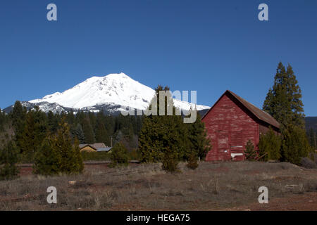 Mt. Shasta hinter alten roten Gebäude Stockfoto