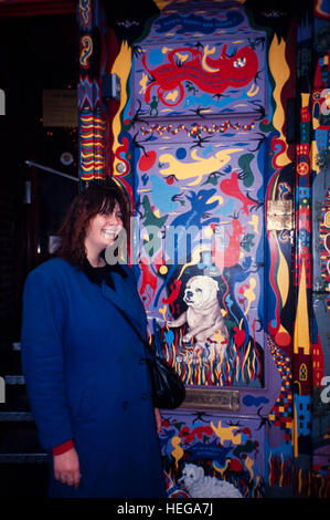 weibliche Touristen stehen bunte Fassade eines Bulldog Cafés in Amsterdam holland Stockfoto