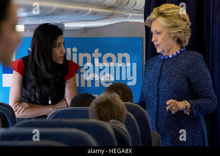 Datei - In diesem 28. Oktober 2016 Datei Foto, demokratischen Präsidentschaftskandidaten Hillary Clinton spricht mit senior Berater Huma Abedin an Bord ihrer Kampagne in Westchester County Airport in White Plains. Inmitten der 2016 Präsidentenkampagne führte das FBI eine Untersuchung der Clintons Verwendung von einen privaten Computerserver e-Mails verarbeiten, die Sie gesendet und empfangen als Staatssekretär. FBI-Direktor James Comey kritisierte Clinton für Sorglosigkeit aber sagte, dass das Präsidium Strafanzeigen nicht empfehlen würde. (AP Photo/Andrew Harnik, Datei) Stockfoto