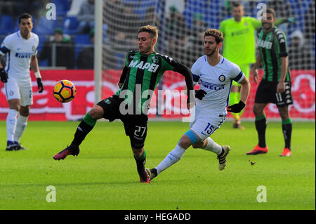 Reggio Emilia, Italien. 18. Dezember 2016. Federico Ricci Sassuolo vorwärts in die Serie A Fußballspiel zwischen uns Sassuolo Calcio und F.C. Internazionale Milano Mapei-Stadion in Reggio Emilia. F.c. Internazionale Milano schlägt für 1: 0 Dank Tor durch Antonio Candreva Sassuolo. © Massimo Morelli/Pacific Press/Alamy Live-Nachrichten Stockfoto