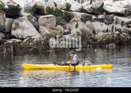 Angeln Angeln aus Brunnen ausgestattet Seekajak in Monterey, Monterey Bay,California.USA,United Staaten von Amerika. Stockfoto