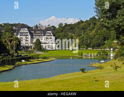 Brasilien, Bundesstaat Rio De Janeiro, Petropolis, Blick auf den Palacio Quitandinha. Stockfoto