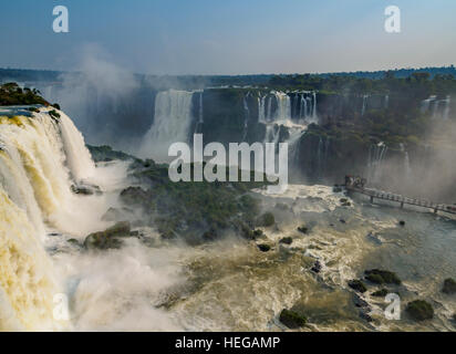 Brasilien, Bundesstaat Parana, Foz Do Iguacu, Ansicht von der Teufelskehle Teil der Iguazu Wasserfälle. Stockfoto