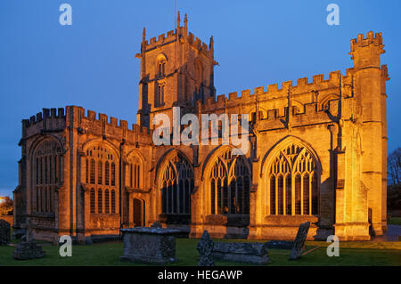 UK, Somerset, Crewkerne, Kirche St. Bartholomäus in der Nacht Stockfoto