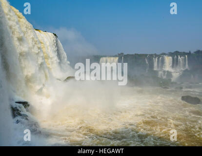 Brasilien, Bundesstaat Parana, Foz Do Iguacu, Ansicht von der Teufelskehle Teil der Iguazu Wasserfälle. Stockfoto