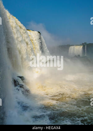 Brasilien, Bundesstaat Parana, Foz Do Iguacu, Ansicht von der Teufelskehle Teil der Iguazu Wasserfälle. Stockfoto