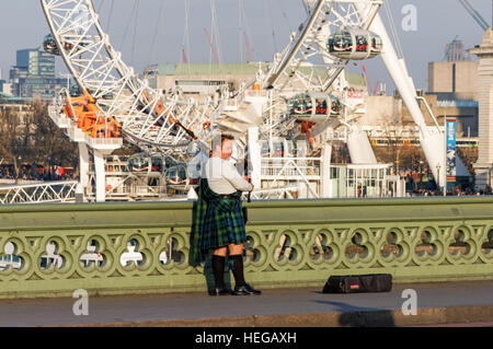 Schottische Dudelsackpfeifer auf die Westminster Bridge in London, England Vereinigtes Königreich Großbritannien Stockfoto