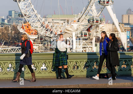 Schottische Dudelsackpfeifer auf die Westminster Bridge in London, England Vereinigtes Königreich Großbritannien Stockfoto