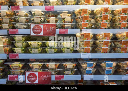 Frische Salate in Marks & Spencer Food Hall, UK Stockfoto