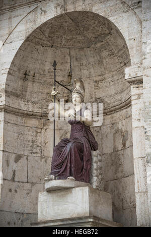 Statue der Göttin Dea Roma, der römischen Göttin am Piazza del Campidoglio, Rom, Italien Stockfoto