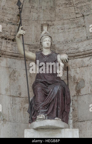 Statue der Göttin Dea Roma, der römischen Göttin am Piazza del Campidoglio, Rom, Italien, 2014 Stockfoto