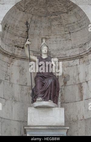 Statue der Göttin Dea Roma, der römischen Göttin am Piazza del Campidoglio, Rom, Italien, 2014 Stockfoto