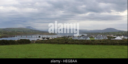 Landschaft der Grafschaft Kerry. Am frühen Morgen Blick über das Meer Kanal zwischen Portmagee, Valentia Island im County Kerry, Irland mit Portmagee rechts. Stockfoto