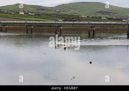 Hummer-Angler am Dorf von Portmagee in County Kerry, Irland. Die Straßenbrücke nach Valentia Island ist im Hintergrund. Stockfoto