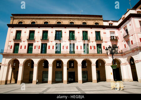 Spalte Gebäude in Luis Lopez Allue Square - Huesca - Spanien Stockfoto