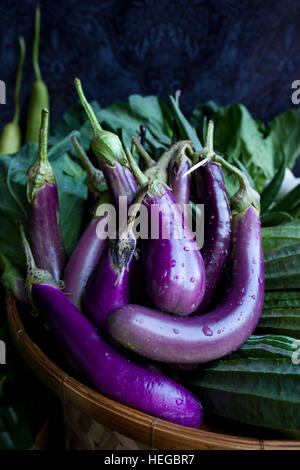 Frische gesunde Auberginen auf dunklem Hintergrund. Stockfoto