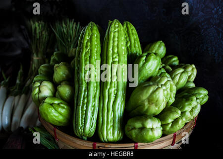 Momordica Charantia oft als bitter Melone, Bittermelone oder bitterer Kürbis in Englisch, hat viele andere lokale Bezeichnungen. Stockfoto