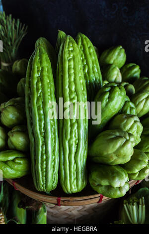 Momordica Charantia oft als bitter Melone, Bittermelone oder bitterer Kürbis in Englisch, hat viele andere lokale Bezeichnungen. Stockfoto