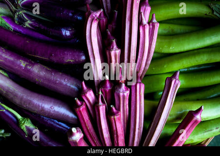 Frische Winkel Luffa, abgewinkelt Kürbis (Luffa Acutangula Roxb.) Obst im Korb Stockfoto