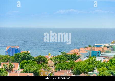Curaçao, Karibik - 29. September 2012: Farbige Gebäude von Willemstad Stadtzentrum mit Fassaden in Handelskade Curacao, Niederländische Antillen Stockfoto
