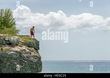 Curaçao, Karibik - 1. Oktober 2012: touristische springen aus dem Felsen am Strand Grand Knip in Curaçao auf den niederländischen Antillen, eine karibische Insel. Phot Stockfoto