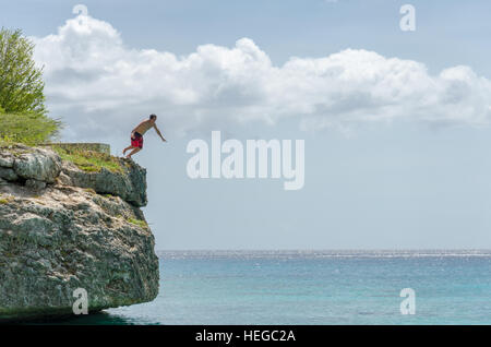 Curaçao, Karibik - 1. Oktober 2012: touristische springen aus dem Felsen am Strand Grand Knip in Curaçao auf den niederländischen Antillen, eine karibische Insel. Phot Stockfoto