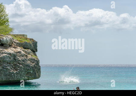 Curaçao, Karibik - 1. Oktober 2012: touristische springen aus dem Felsen am Strand Grand Knip in Curaçao auf den niederländischen Antillen, eine karibische Insel. Phot Stockfoto
