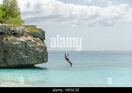 Curaçao, Karibik - 1. Oktober 2012: touristische springen aus dem Felsen am Strand Grand Knip in Curaçao auf den niederländischen Antillen, eine karibische Insel. Phot Stockfoto