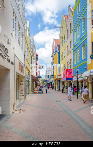 Curaçao, Karibik - 2. Oktober 2012: Ansicht von Willemstad Straße in Curacao. Zentrum der Stadt, mit seiner einzigartigen Architektur wurde ein WELTERBESTATUS ausgewiesen Stockfoto