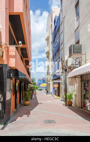 Curaçao, Karibik - 2. Oktober 2012: Quadrate und Gasse Möglichkeiten in Willemstad auf Curacao. Handelskade mit bunten Fassaden Stockfoto