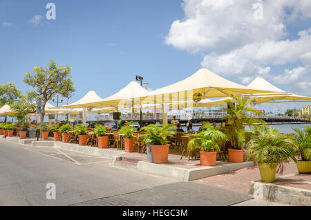 Curaçao, Karibik - 2. Oktober 2012: Ansicht von Willemstad auf Curacao. Das Stadtzentrum mit seiner einzigartigen Architektur und der Hafen Eintrag wurde designa Stockfoto