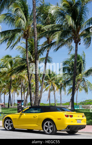 Miami, USA - 23. September 2012: Chevrolet Camaro SS Cabrio auf einer Straße geparkt. Die fünfte Generation wurde im Jahr 2010 Camaro eingeführt. Diese Aktienäquivalente Stockfoto