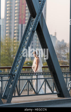 Shanghai, China - 10. April 2013: junge Hochzeit Braut auf die Waibaidu Brücke bei der Stadt Shanghai in China am 10. April 2013 Stockfoto