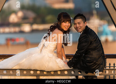 Shanghai, China - 7. April 2013: junge Hochzeitspaar auf die Waibaidu Brücke bei der Stadt Shanghai in China am 7. April 2013 Stockfoto
