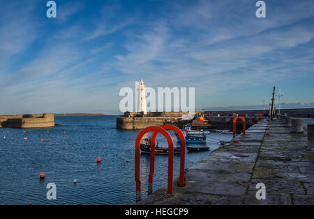 Donaghadee Hafen mit Leuchtturm Stockfoto