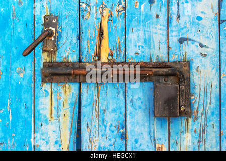 Rostiges Metall Sperre auf rustikalen blau bemalte Holztür Stockfoto